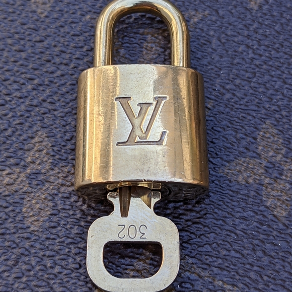 ⭐ #302 vintage Louis Vuitton padlock and ke - Picture 3 of 6